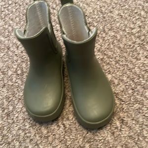 Worn once green rain boots -Toddler size 6!